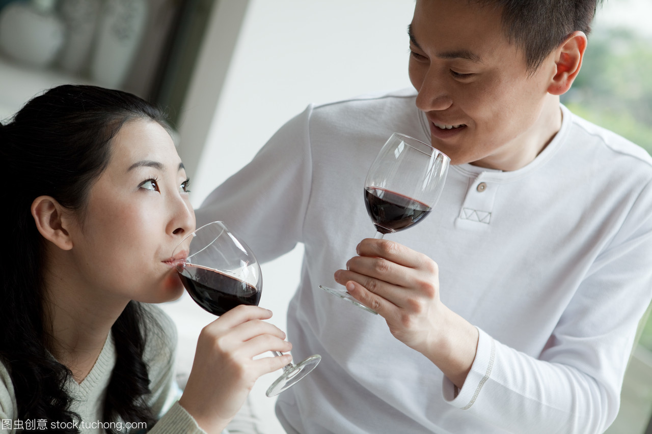 烛光下的醇香 一对夫妻的葡萄酒甜蜜时光